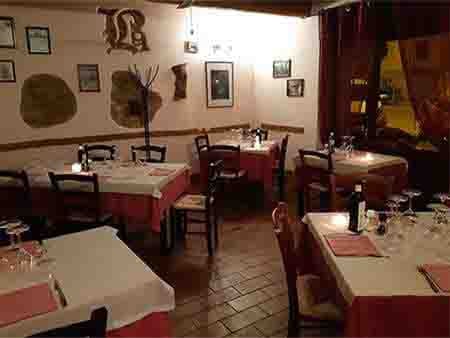 The dining room of the typical Maremma cuisine restaurant Enoristorante Boccaccio