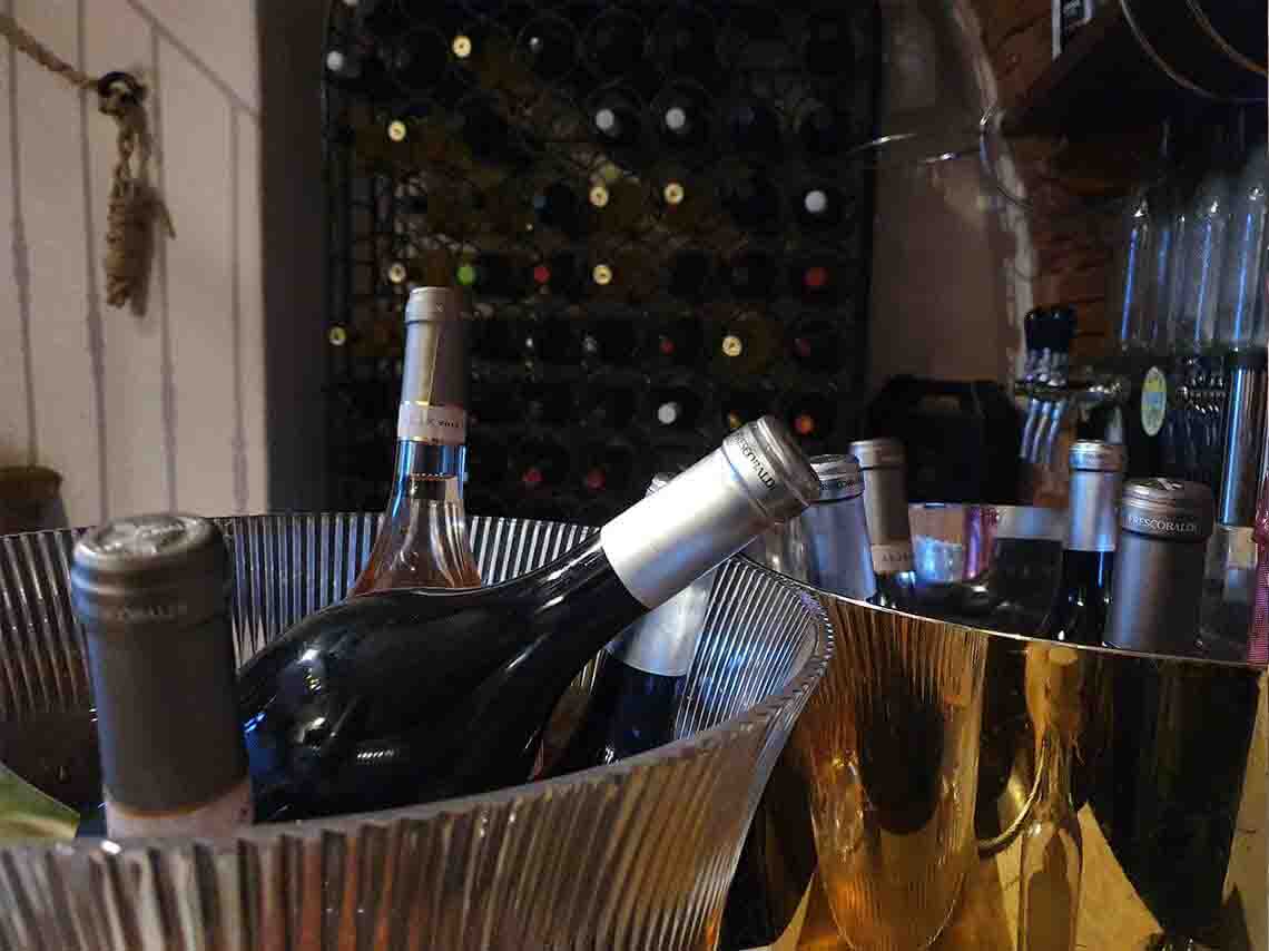 La viniera de Il Boccaccio con ampia selezione di vini autoctoni maremmani e toscani